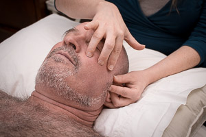 Douleurs machoire, maux de tête, otites, étourdissements, douleur cou